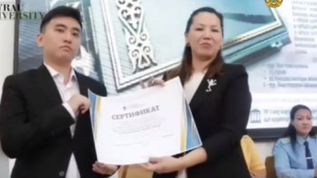 Фотография к новости: Конституцияны жатқа білетін студент тегін оқуға сертификат алды