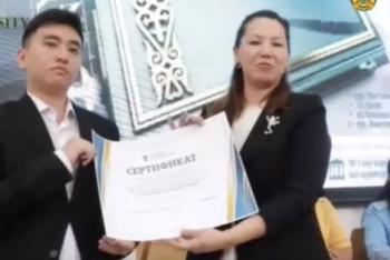 Фотография к новости: Конституцияны жатқа білетін студент тегін оқуға сертификат алды