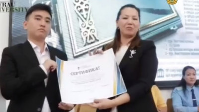 Конституцияны жатқа білетін студент тегін оқуға сертификат алды