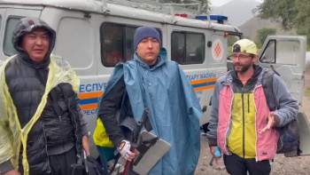 Фотография к новости: Таудан оралмаған туристерге құтқарушылар көмекке шықты