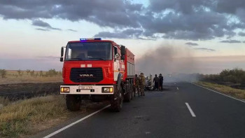 Фотография к новости: БҚО-да 20 тонна киім тиелген жүк көлігінің тіркемесі жанып кетті