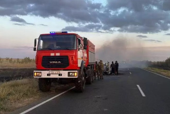 Фотография к новости: БҚО-да 20 тонна киім тиелген жүк көлігінің тіркемесі жанып кетті