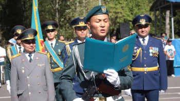 Фотография к новости: Қорғаныс министрлігінің жоғары оқу орнында курсанттар әскери ант қабылдады