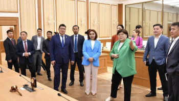 Фотография к новости: Сенат депутаты Конституциялық соттың судьяларымен кездесті