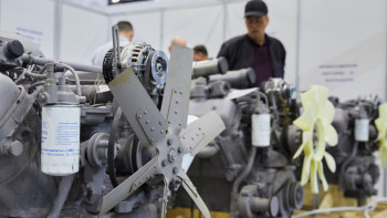 Фотография к новости: Қолмен көтеруге тура келеді. Тоқаев орта кәсіп жайлы