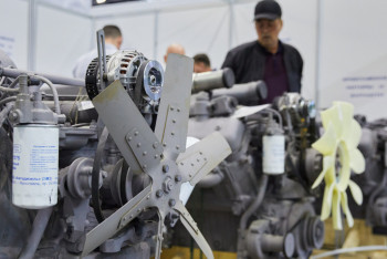 Фотография к новости: Қолмен көтеруге тура келеді. Тоқаев орта кәсіп жайлы