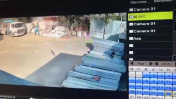 Фотография к новости: Алматыда жүк көлігінің аккумуляторларын ұрлаған адам камераға түсіп қалды