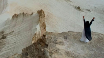 Фотография к новости: Танымал DJ Бозжыра шатқалында жаңа бейнежазба түсірді