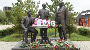 Фотография к новости: Астанада «Алаш қайраткерлері» ескерткішіне гүл шоқтарын қою рәсімі өтті