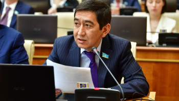 Фотография к новости: Қазақ әдебиетін дамытып алуымыз керек. Ринат Зайытов орыс әдебиетін оқыту туралы