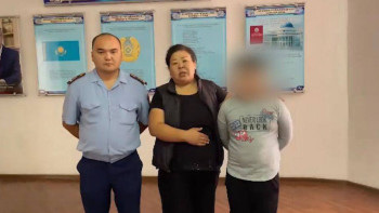 Фотография к новости: Шымкент полицейлері жоғалған баланы анасына табыстады