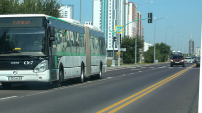Алматыда қараусыз қалған автобус өздігінен жүріп кеткен