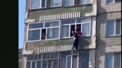 Полицейлер көпқабатты үйден секірмек болған ер адамды құтқарып қалды