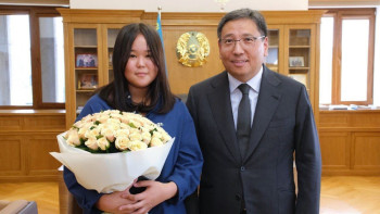 Фотография к новости: Алматы әкімі автобуста зейнеткерге араша түскен қызды марапаттады