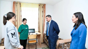 Фотография к новости: Саясат Нұрбек Ақтөбедегі студенттер жатақханаларын тексерді