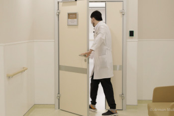 Фотография к новости: Ақтауда көпқабатты үйдің шатырынан құлаған жасөспірім есін жиды