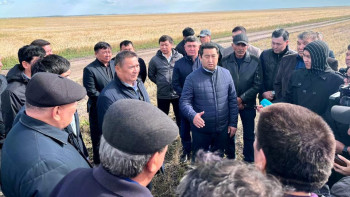 Фотография к новости: Ауыл шаруашылығы министрі Ақмола облысының диқандарымен егістікте кездесті