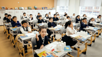 Фотография к новости: Тиісті ұсыныс берілді. ҚМДБ мектепке орамал тағып баруға қатысты