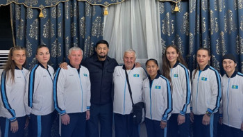 Фотография к новости: Боксшы қыздар Қытайға аттанды