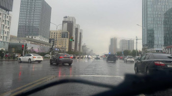 Фотография к новости: 100-ден астам арнайы техника Астананы судан тазартып жатыр