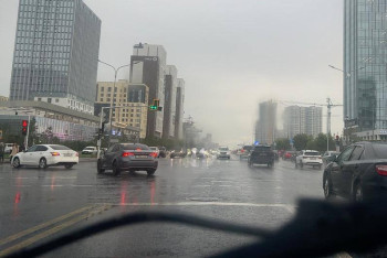 Фотография к новости: 100-ден астам арнайы техника Астананы судан тазартып жатыр