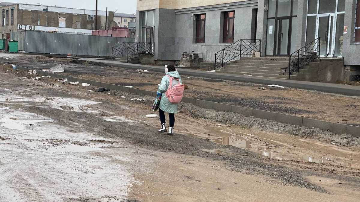 Қарағандының орталық көшесіндегі оқушылар мектепке бара алмай отыр
