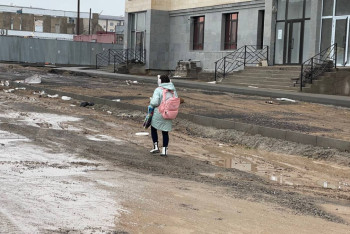 Фотография к новости: Қарағандының орталық көшесіндегі оқушылар мектепке бара алмай отыр