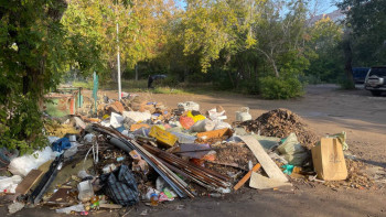 Фотография к новости: Үндістан ба? Жоқ, Қазақстан. Қарағандылықтар ауласын қоқыс алаңына айналдырған