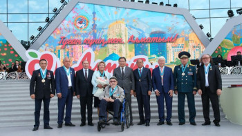 Фотография к новости: Қала күніне орай бірнеше адамға "Алматының құрметті азаматы" атағы берілді