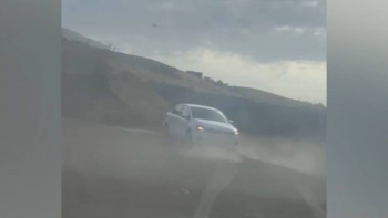 Фотография к новости: Полицейлерден қашпақ болған есірткі қойып кетушілер көлігімен қоршауға соғылды