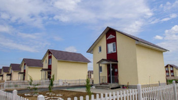 Фотография к новости: Талдықорғанда көпбалалы аналарға арналған үйлердің сапасы сын көтермейді