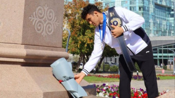 Фотография к новости: Ризабек Айтмұхан Үшкемпіровтің ескерткішіне гүл шоғын қойды