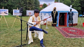 Фотография к новости: Қазақтың киіз үйі Словакияның тарихи орталығына тігілді