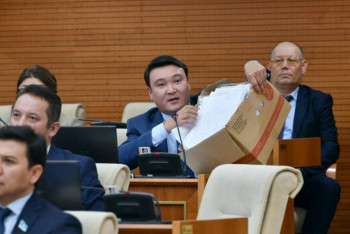 Фотография к новости: "Ауылдағы пошташының айлығы – 30 мың теңге". Мақсат Толықбай сын айтты