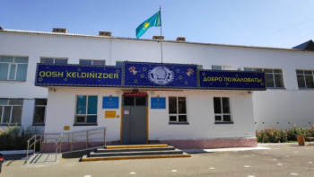 Фотография к новости: Оқушы құлап кеткен мектепте баспалдақтарға қоршау орнатылды