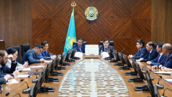 Фотография к новости: Жазықбаев Абай облысының мемлекеттік қызметшілерімен кездесті