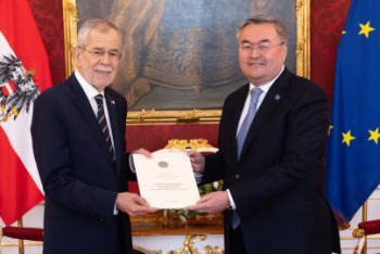 Фотография к новости: Қазақстан елшісі Аустрияның Федералдық Президентіне cенім грамоталарын тапсырды