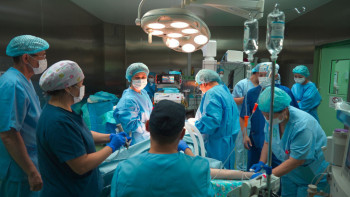 Фотография к новости: Елордалық дәрігерлер жүкті әйелге бірден екі ота жасады