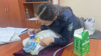 Фотография к новости: Ақтөбелік полицейлер тастанды баланың анасын іздеуде