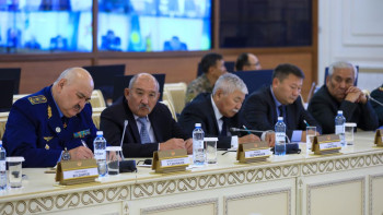 Фотография к новости: Қорғаныс министрі Қарулы Күштердің ардагерлерімен кездесті