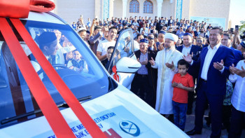 Фотография к новости: Құранды жатқа және мәнерлеп оқу байқауында жас қари жаңа көлік жеңіп алды