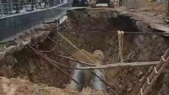 Фотография к новости: Алматыда жазғы кафенің террасасы қазылған орға құлап кетті