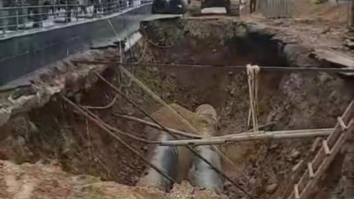 Алматыда жазғы кафенің террасасы қазылған орға құлап кетті