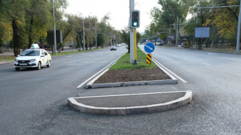 Фотография к новости: Алматы көшелерінде «Қауіпсіздік аралдары» пайда болды