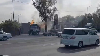 Фотография к новости: Алматыда жанар-жағармай тиелген көлік өртенді