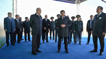 Фотография к новости: Тоқаев Орталық Азияда бронды техника шығаратын бірегей кәсіпорынға барды