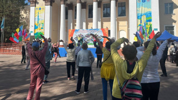 Фотография к новости: Алматылық зейнеткерлер скандинавиялық жүрістен жарысты