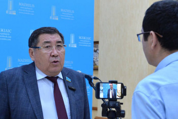 Фотография к новости: Жат ағыммен күреске кешігіп қалған жоқпыз ба? Депутат жауап берді