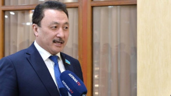 Фотография к новости: Қазақ намаз оқитын-оқымайтын деп бөлініп кетті. Депутат паранджа киіп, сақалын жалбыратып жүргендер жайлы