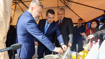 Фотография к новости: Смайылов Орталық Азияда майлы дақылдарды өңдейтін ең ірі кешенге барды